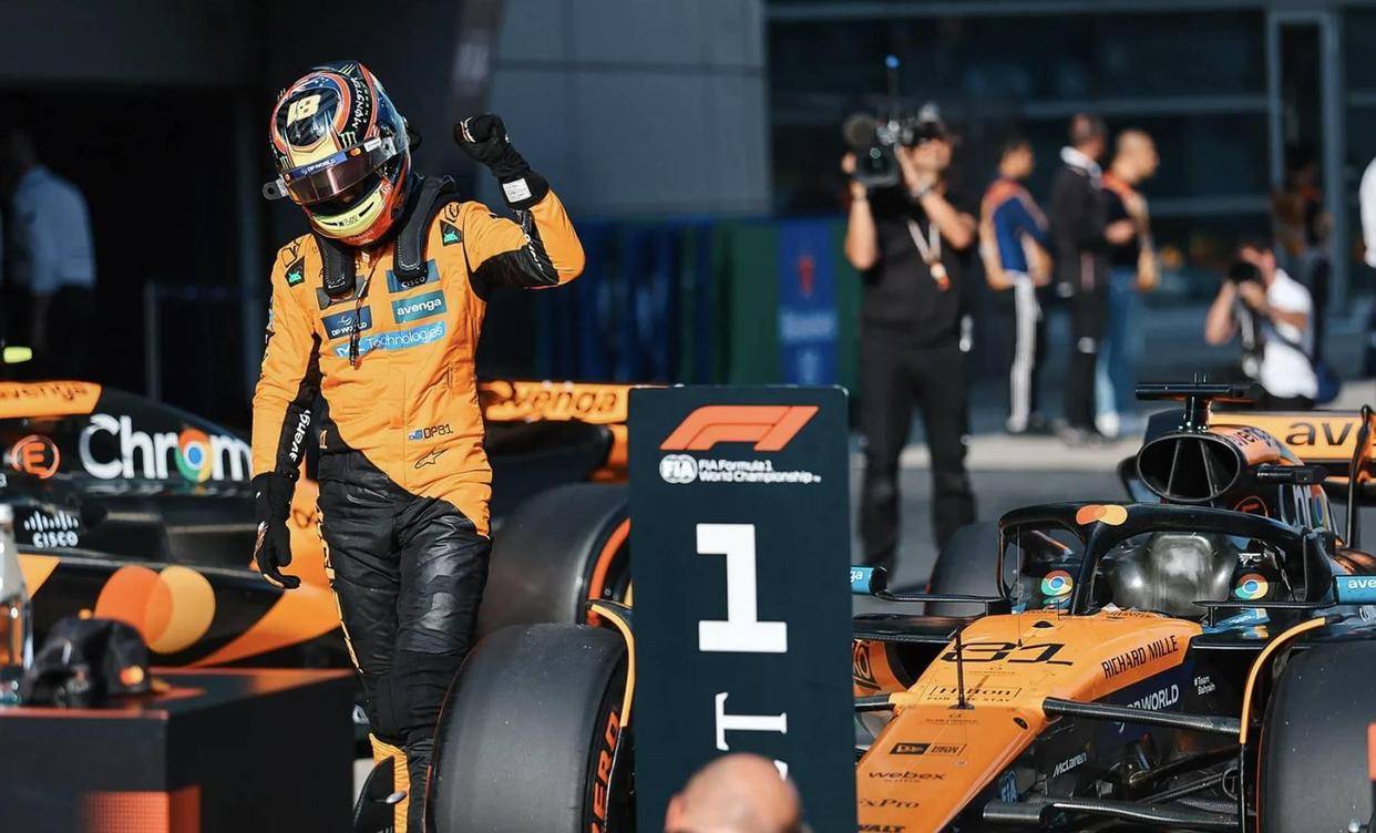 包含红牛车队横扫迈凯伦，塞恩斯扛起全队的词条